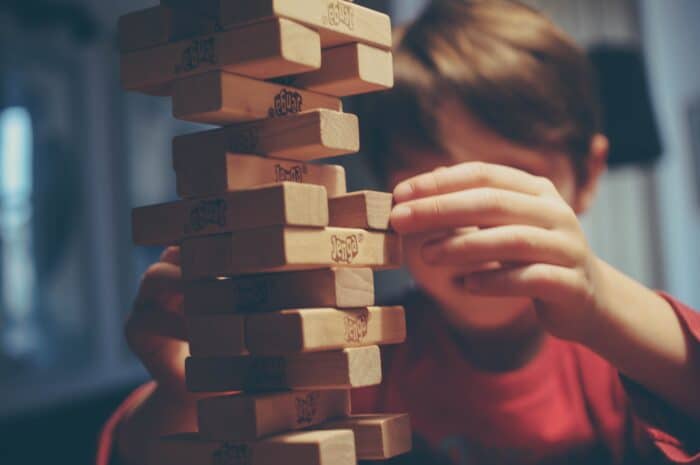 enfant qui fait une construction