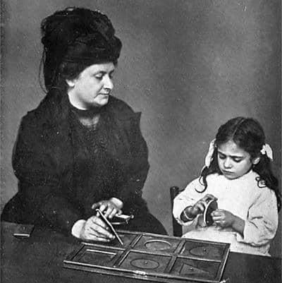 Maria Montessori avec une enfant