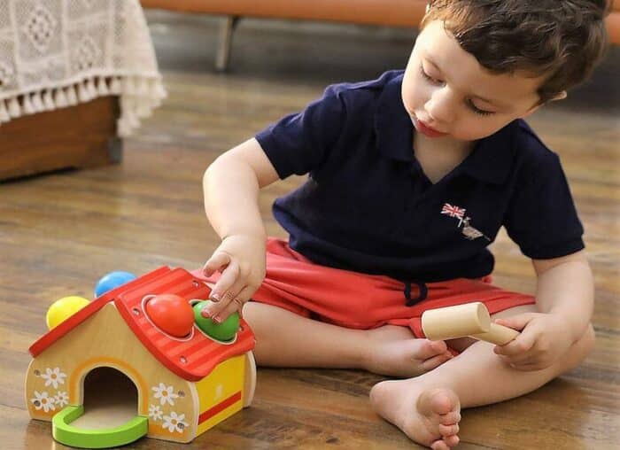 Enfant jouant à un banc marteler