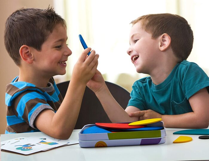 Enfants jouant à des puzzles géométriques Montessori
