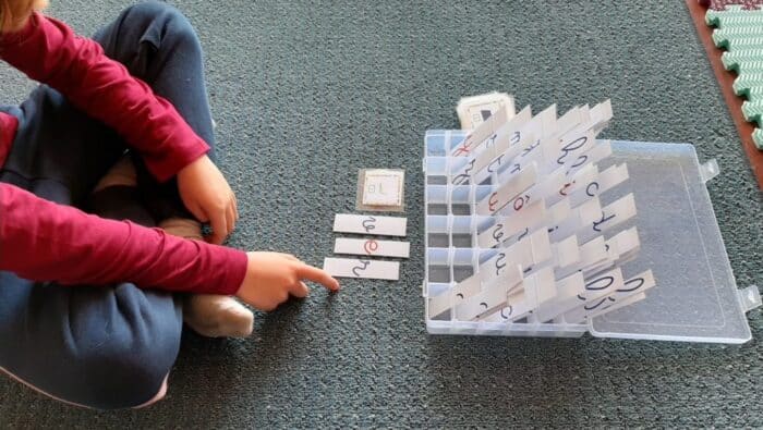 Apprendre à lire avec la méthode Montessori