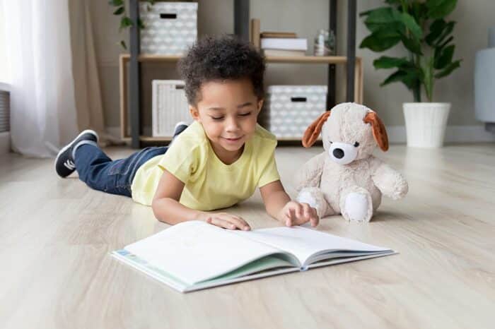 Enfant en train de lire Montessori