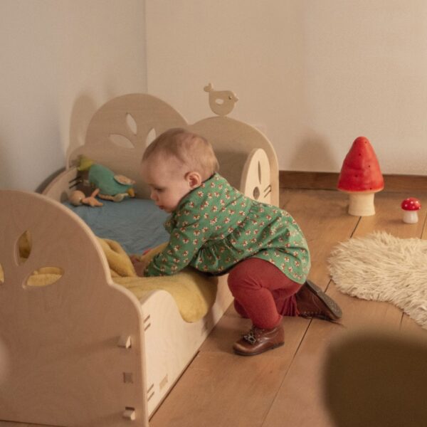 Lit Montessori sans barreau et bébé