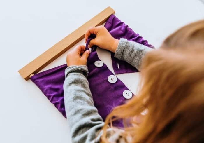 Matériel Montessori pour développer le toucher