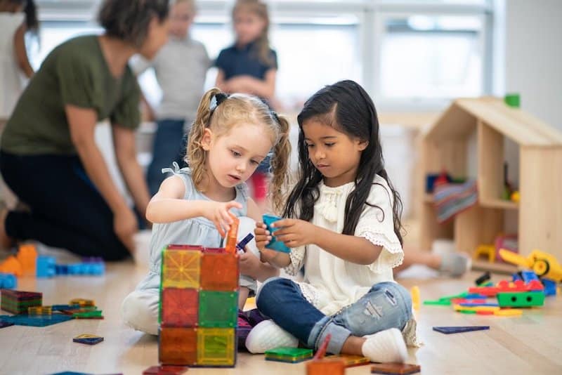 Montessori pour tous : le guide de référence (2022)