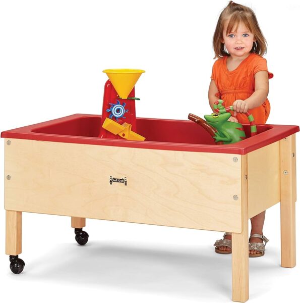 Enfant devant table sensorielle