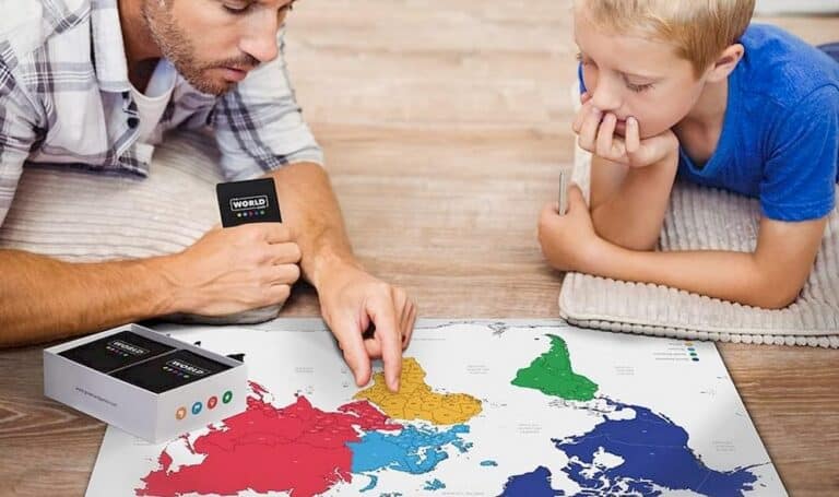 Père et fils jouant une carte du monde montessori