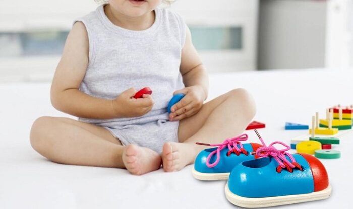 Un enfant avec ses chaussures montessori et d'autres jouets