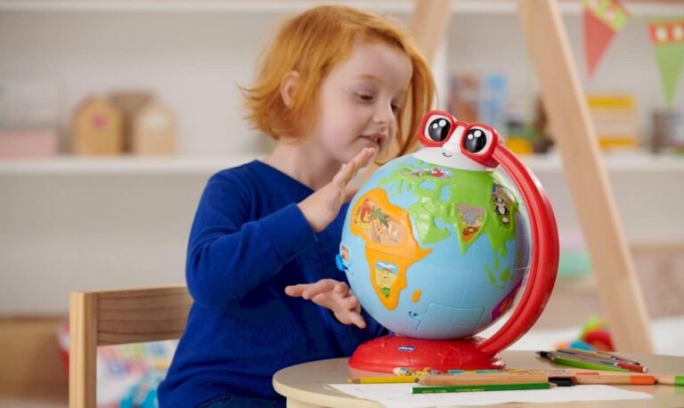 Un enfant jouant un globe Montessori