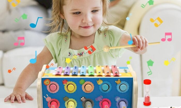 Un enfant jouant un instrument de musique Montessori