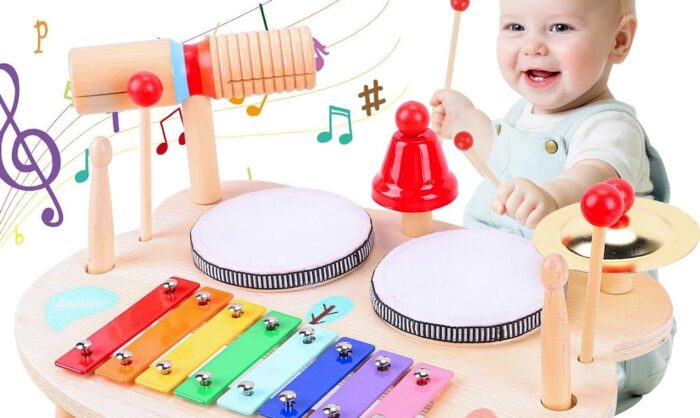 Un enfant jouant un instrument de musique Montessori