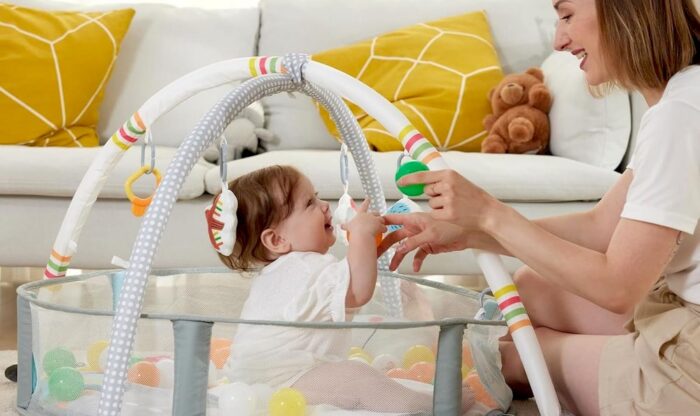 Un bébé jouant un jouet sensoriel