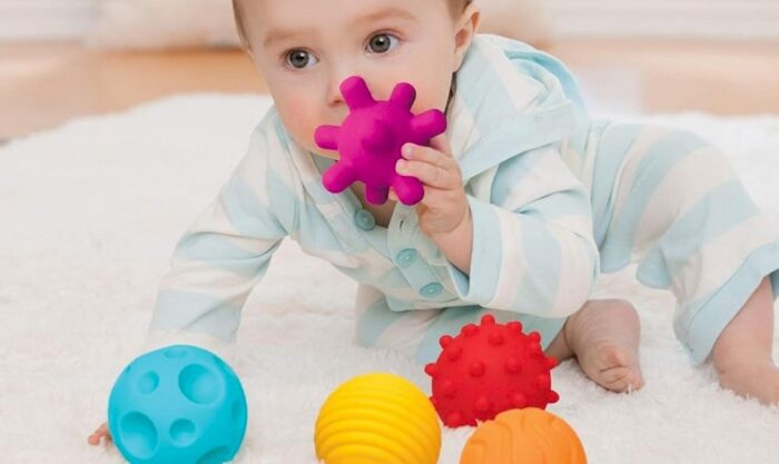 Un bébé jouant un jouet sensoriel