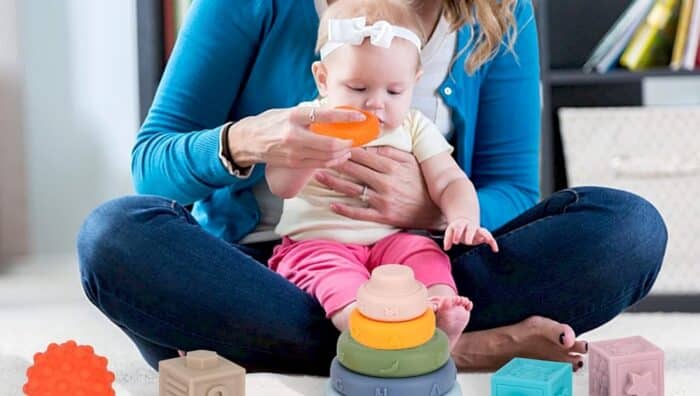 Un bébé jouant un jouet sensoriel
