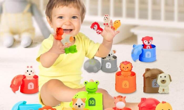 Un enfant jouant des marionnettes montessori