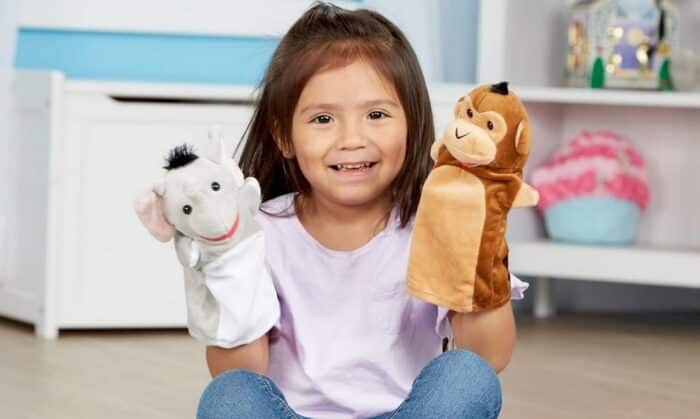 Un enfant jouant des marionnettes à main