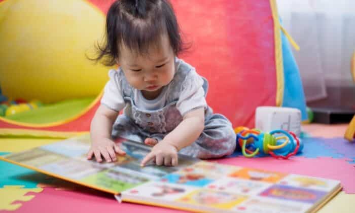 Un bébé lisant un livre