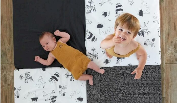 Deux enfants sur un tapis de motricité