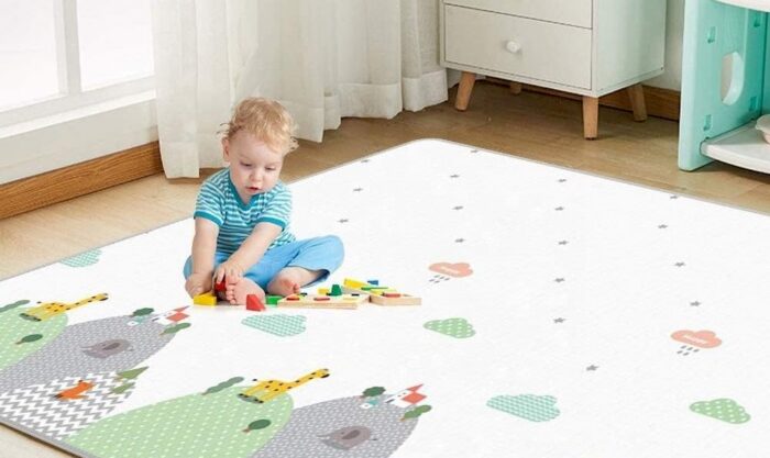Un bébé jouant sur un tapis de motricité