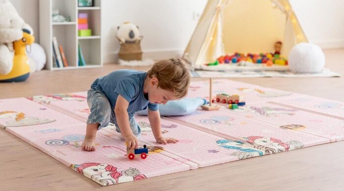 Un enfant jouant sur un tapis épais