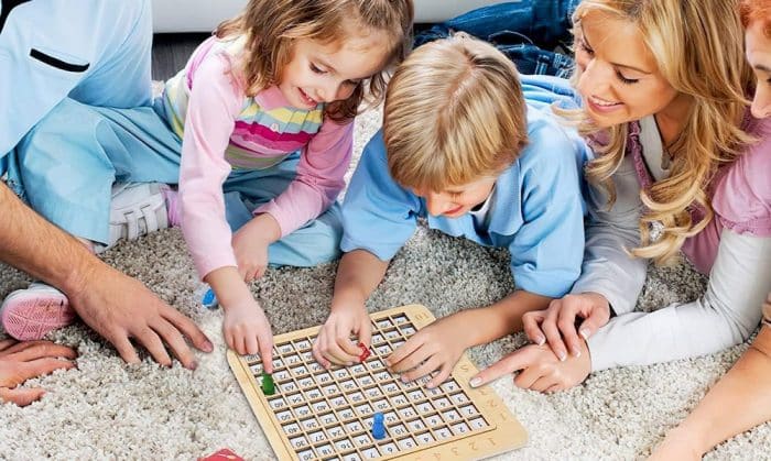 Des enfants apprenant la mathématique avec la table de Pythagore Montessori
