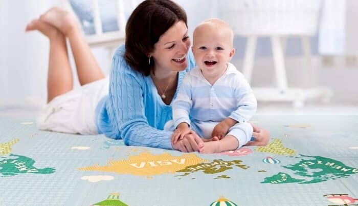 Mère et bébé sur un tapis de jeu