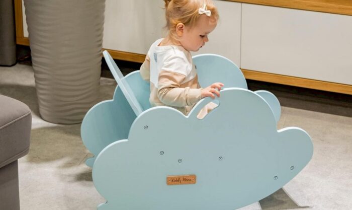 Une petite fille jouant une balancelle montessori