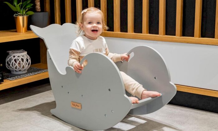 Une petite fille jouant une balancelle montessori