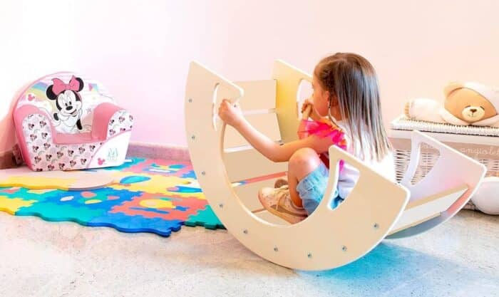 Une petite fille jouant une balancelle montessori