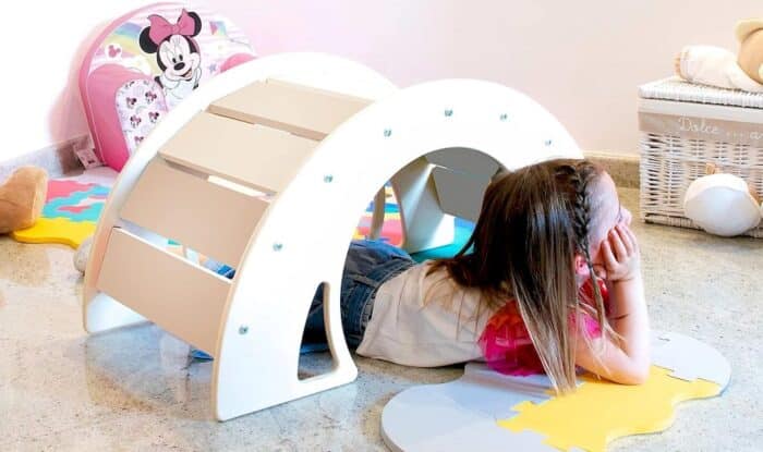 Une petite fille jouant une balancelle montessori