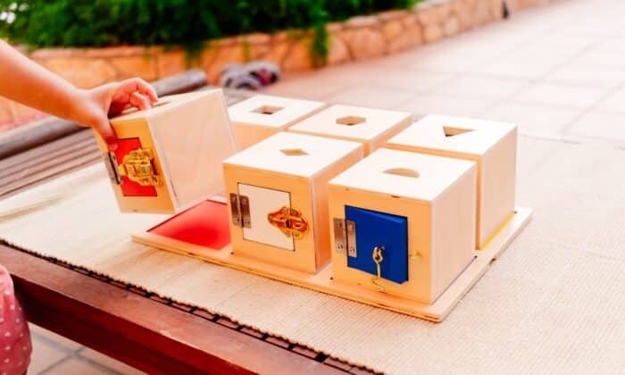 Des boîtes de fermeture Montessori