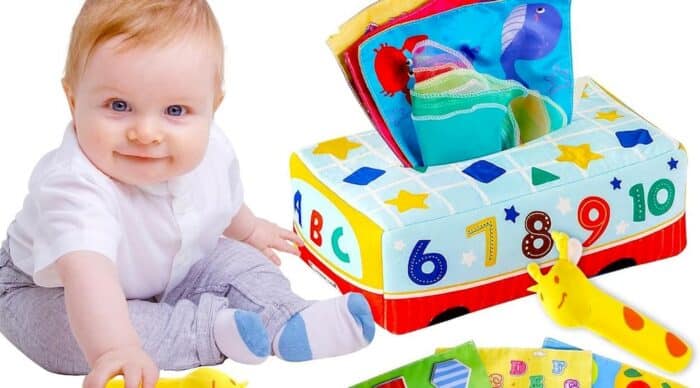 Un enfant jouant une boîte sensorielle