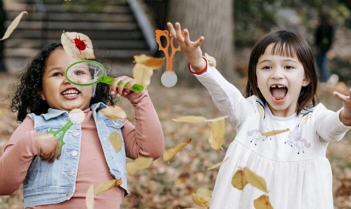 Deux petites filles jouant avec leur ciseau montessori