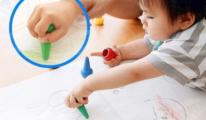 Séance de coloriage avec des crayons bébé Montessori