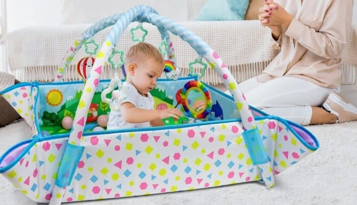 Un bébé jouant sur son tapis sensoriel