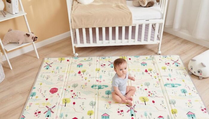 Un bébé assis sur un tapis sensoriel