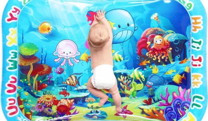 Un bébé allongé sur un tapis sensoriel