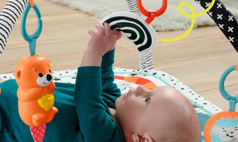 Un bébé allongé sur un tapis sensoriel