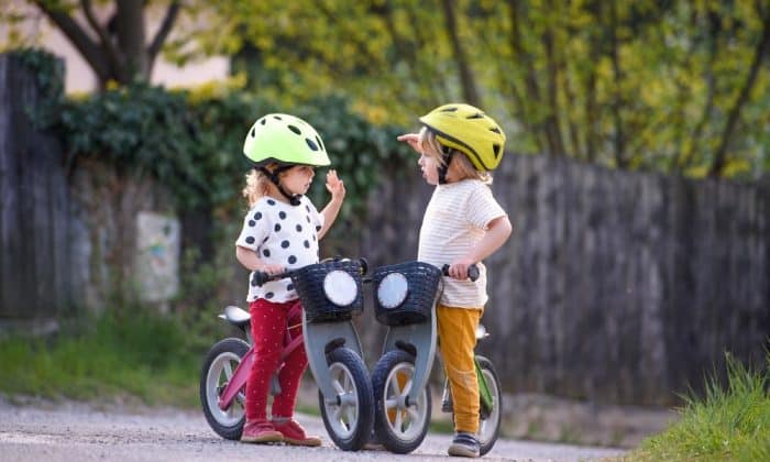 Deux enfants avec leur draisienne