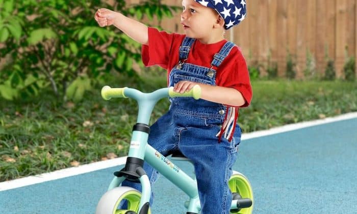 Un enfant sur une draisienne évolutive
