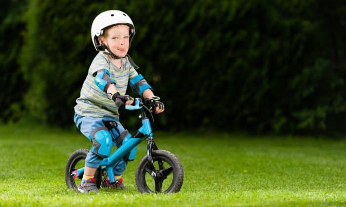 Un enfant jouant une draisienne Puky