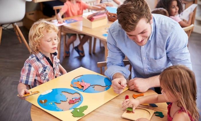 Des enfants apprenant la géographie avec la méthode Montessori