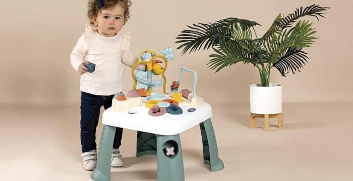 Un bébé jouant une table d'activité
