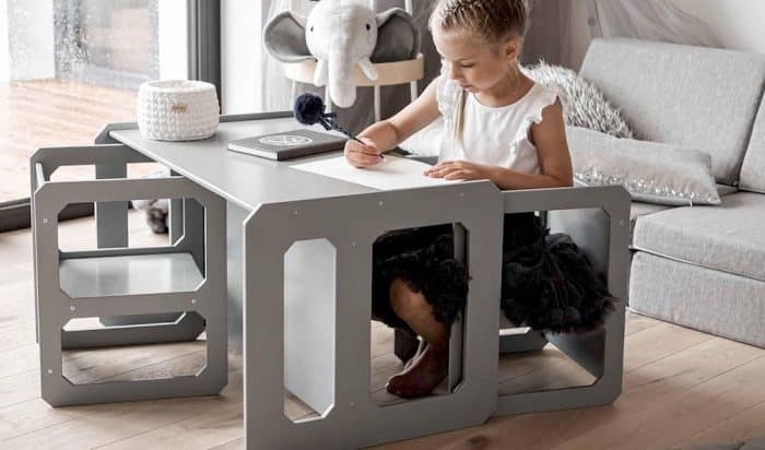 Un enfant avec une table et chaise Montessori
