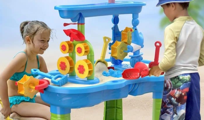 Des enfants jouant une table sensorielle
