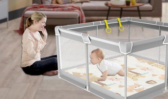 Un parc bébé avec tapis