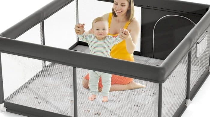 Un parc bébé avec tapis