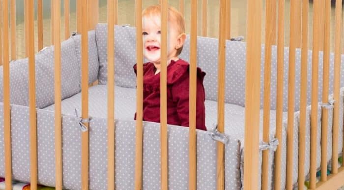 Un parc bébé avec tapis