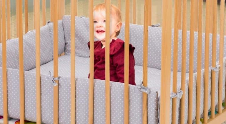Un parc bébé avec tapis