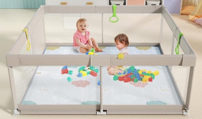 Un parc bébé avec tapis